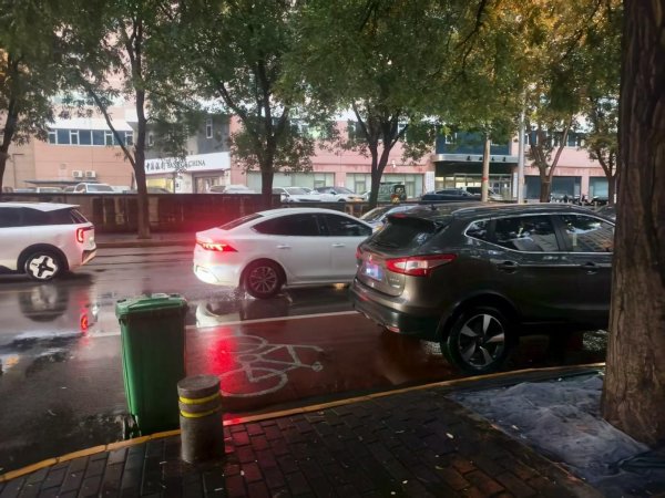 全智股配 违停占道，骑车人“夹缝”穿行